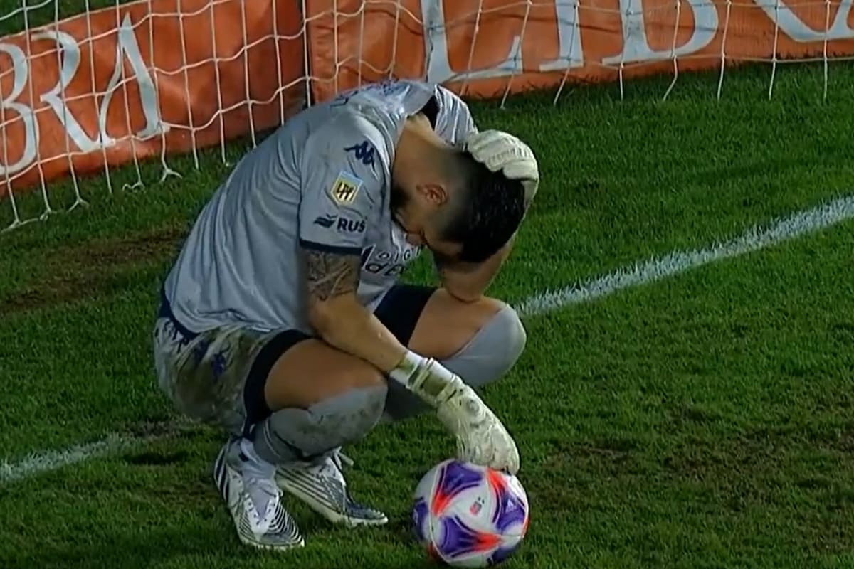 Arias se toma la cabeza, tras el golpe recibido