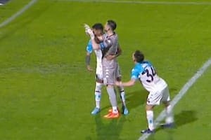 Arias y un gesto obsceno a los hinchas de Platense