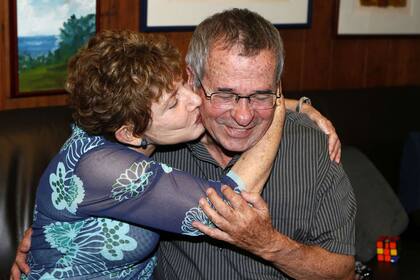 Arieh Warshel. Recibe felicitaciones de su mujer, Tami