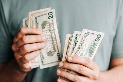 Ariel afirmó que al llegar a Estados Unidos se pueden ganar desde US$100 hasta millones (Pexels)