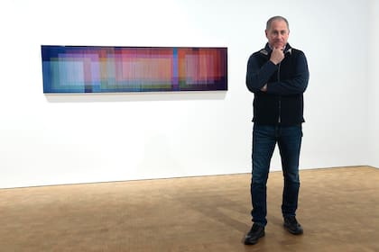 Ariel Aisiks, fundador de Islaa, con obra de Carlos Cruz-Diez
