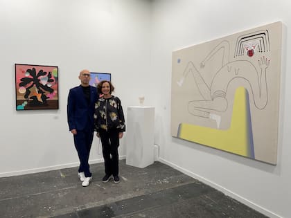 Ariel Authier y Nora Fisch, de la galería homónima, con una obra de Fernanda Laguna similar a la comprada por Eduardo Costantini y otras de Claudia Fontes y Juan Tessi
