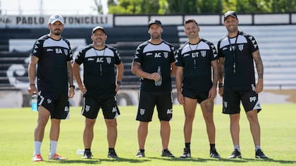 Ariel Broggi con Cristian Bardaro, Walter Grazziosi, Emanuel Lillini y Julián Sudano, su cuerpo técnico donde fue campeón, en Gimnasia de Mendoza