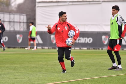 Ariel Broggi, dando indicaciones en un entrenamiento de River