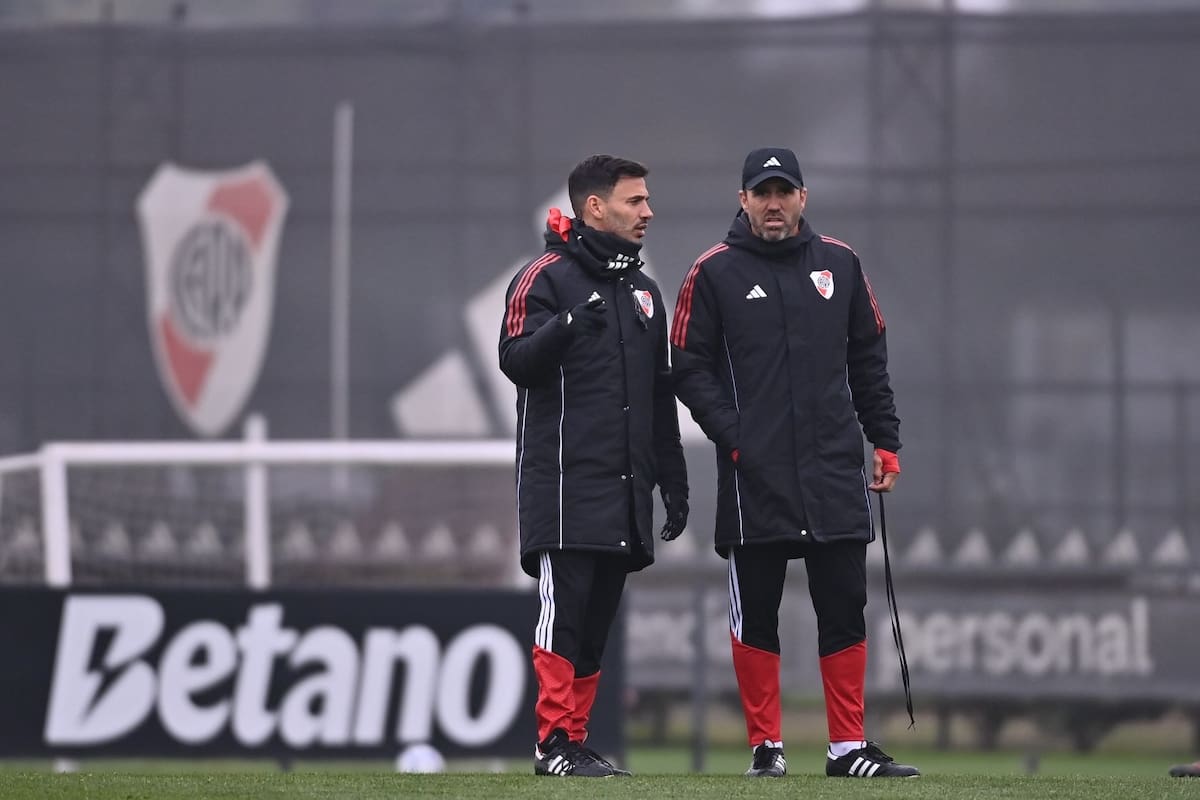 Ariel Broggi en un entrenamiento, como ayudante de campo de Eduardo Coudet en River