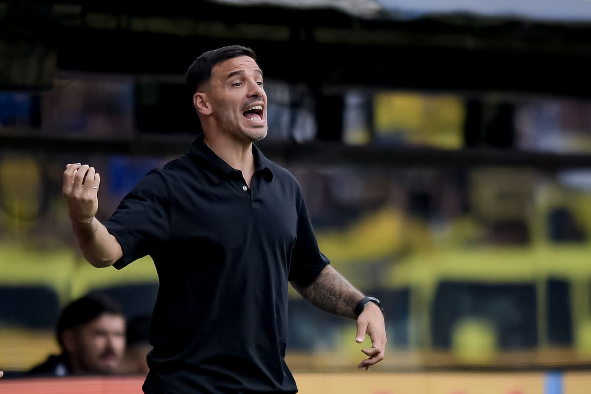 Ariel Broggi, tras ascender a Gimnasia y Esgrima Mendoza y dirigiendo ante Boca, en la Bombonera, por el Torneo Apertura 2026; después estuvo como colaborador de Coudet en River