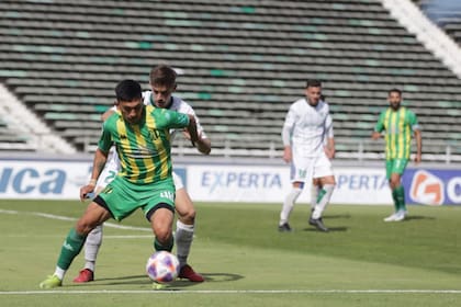 Ariel Cervera protege la pelota de espalda a la marca; el chico de Aldosivi, de 20 años, tiene un temprano golpe en su carrera: el descenso de Aldosivi.