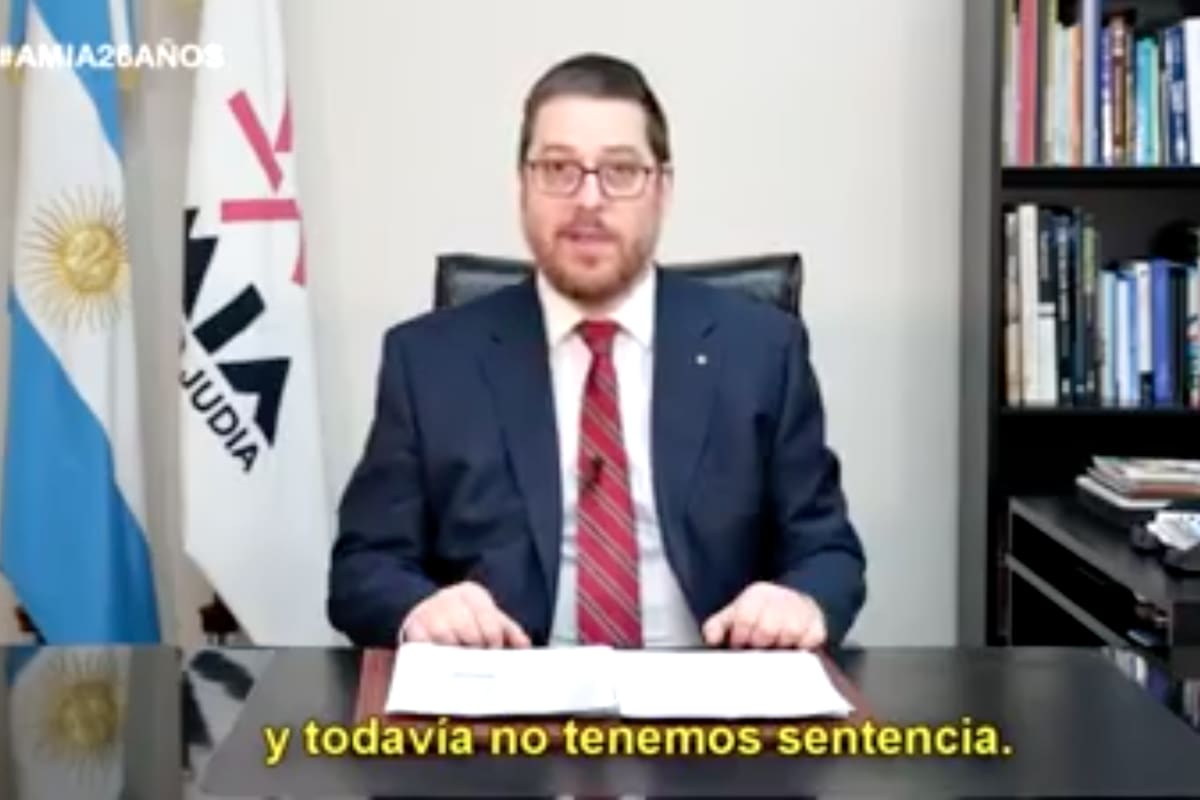 Ariel Eichbaum, presidente de la AMIA, durante su discurso, en el acto en conmemoración a los 26 años del aniversario del atentado a la sede israelita