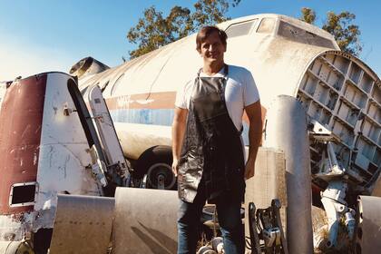 Ariel Eichenberger se dedica al “aircraft art”: reutiliza piezas de aviones desechadas para hacer muebles y objetos únicos.