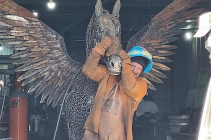 Ariel Eichenberger y su Locomotion Art, a partir de partes de aviones abandonados