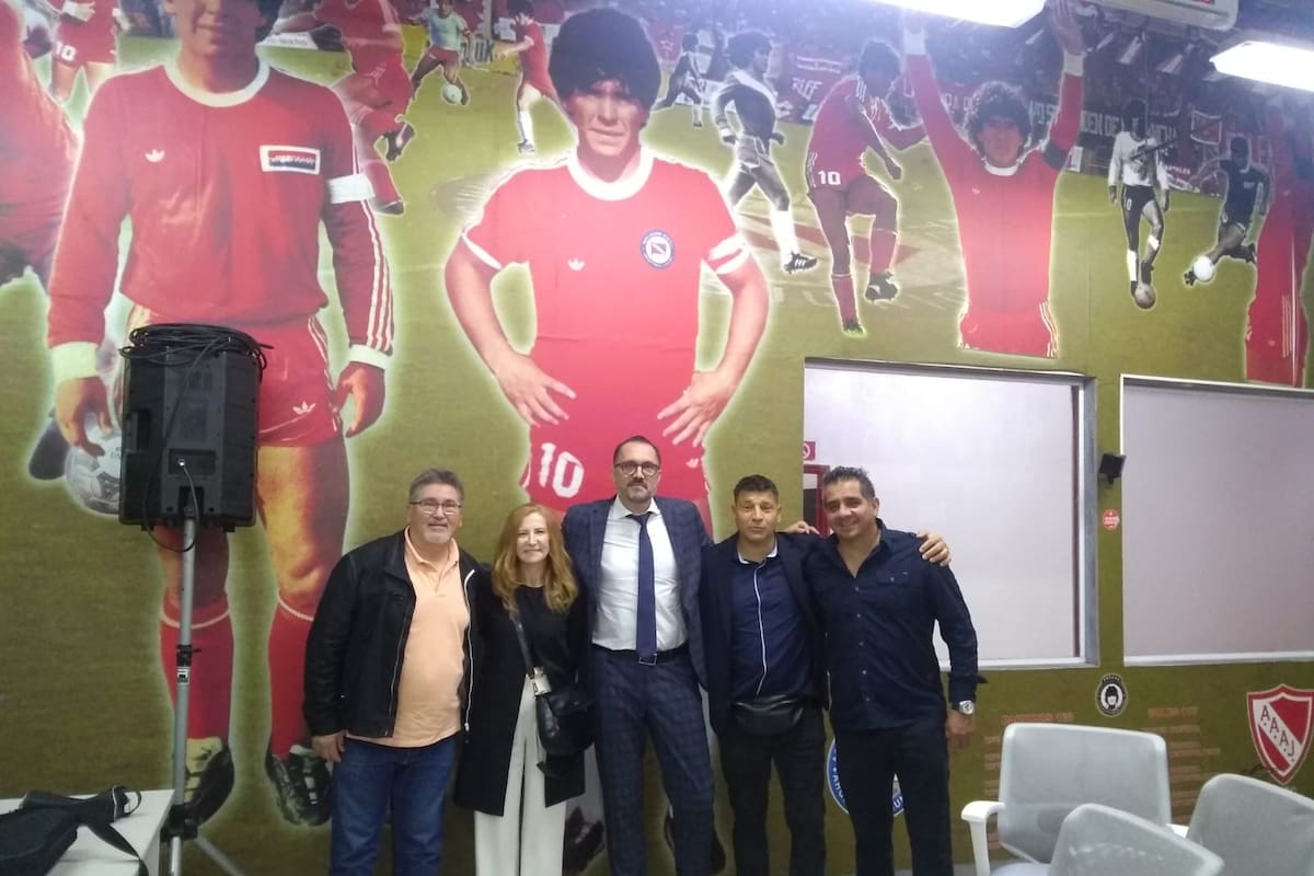 Ariel Farías, Anna Nastri, Stefan Derkum, Massimo Giandomenico y Marcos Gutiérrez, en el estadio Diego Maradona, en La Paternal