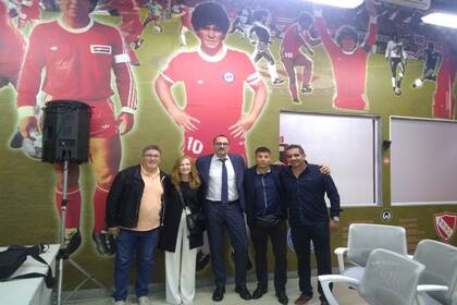 Ariel Farías, Anna Nastri, Stefan Derkum, Massimo Giandomenico y Marcos Gutiérrez, en el estadio Diego Maradona, en La Paternal