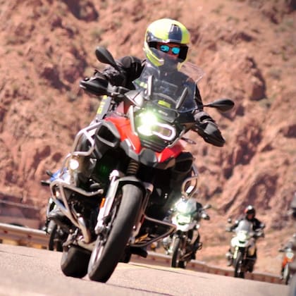 Ariel Giaccaglia en la ruta. Hace años puso límite a los grupos que guía: como máximo, diez motos.