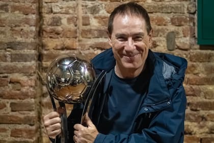 Ariel Holan, con el trofeo de campeón de liga que la AFA le otorgó a Rosario Central y generó polémica