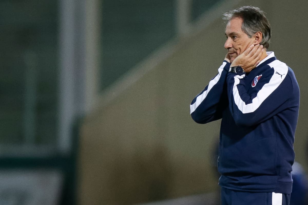 Ariel Holan, cuestionado por sus exdirigidos