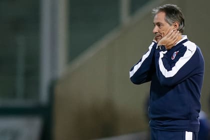 Ariel Holan, cuestionado por sus exdirigidos