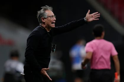 Ariel Holan dirigiendo a Santos, en 2021; la mayoría de los dirigentes sueñan con la vuelta en Independiente