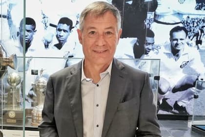 Ariel Holan asumió la dirección técnica de Santos el 22 de febrero