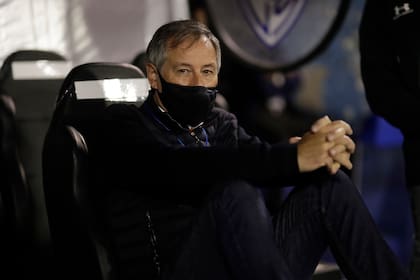 Ariel Holan visita el estadio de Velez, dirigiendo a la Universidad Católica.