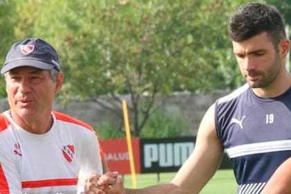 Ariel Holan y Emmanuel Gigliotti, en la etapa en Independiente; levantaron una copa internacional en 2017, antes de distanciarse.