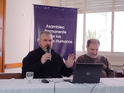 Ariel Larroude, director del Observatorio de Política Criminal (izq.), junto a Guillermo Torremare, presidente de la APDH