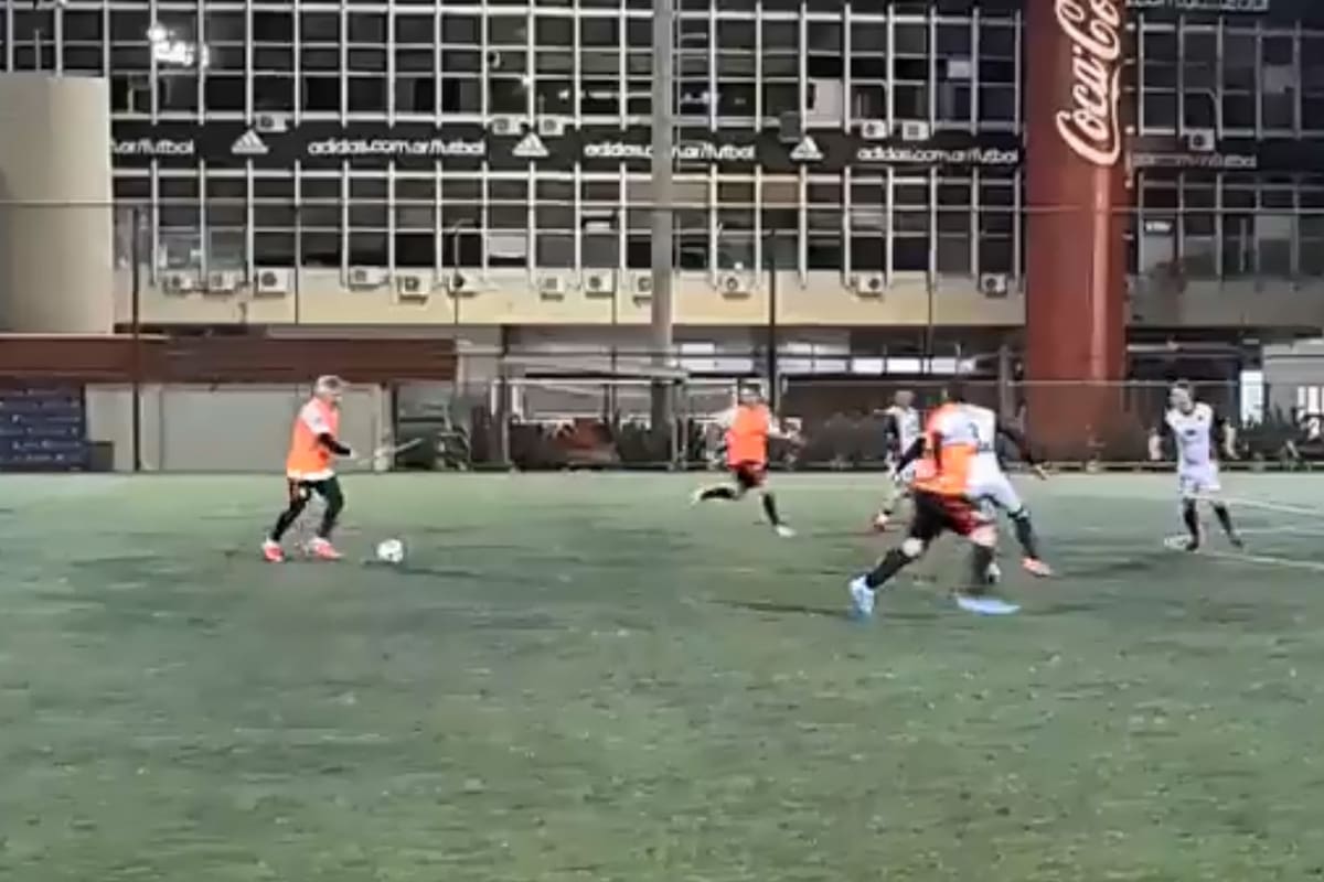 Ariel Ortega, ahora del lado de afuera del Monumental, pero con una magia que sigue emocionado a los hinchas de River