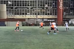 Ariel Ortega, ahora del lado de afuera del Monumental, pero con una magia que sigue emocionado a los hinchas de River