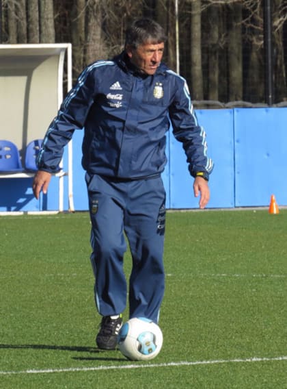 Ariel Paolorrosi con la pelota