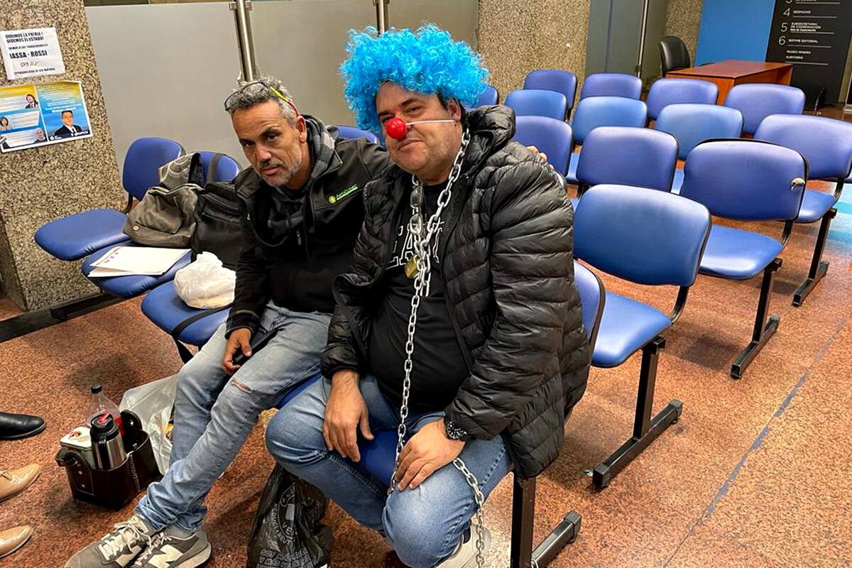Ariel Pérez, dueño de una empresa, se encadenó este miércoles disfrazado de payaso en la Secretaría de Comercio porque las trabas burocráticas no le permiten importar. Un caso de impotencia frente al Estado