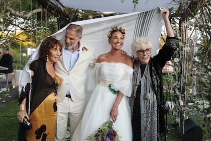 Ariel Polaco y Natalia posan con sus madres, Buzze y Chabella, después de la ceremonia, bajo el talit gadol, el chal que usan los hombres judíos casados. “Es la unión de dos personas completamente diferentes, pero que respetan sus propias individualidades, que se cuidan y se aman con locura”, dice la actriz.