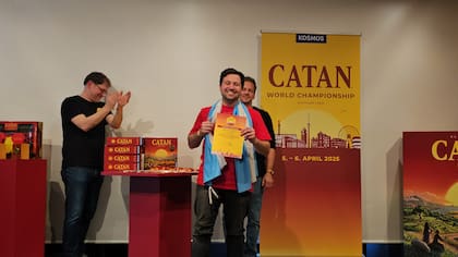 Ariel recibió su diploma del puesto 22