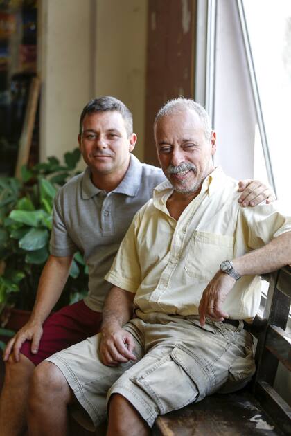 Ariel Rojo (izq.) y su amigo Santiago trabajan juntos