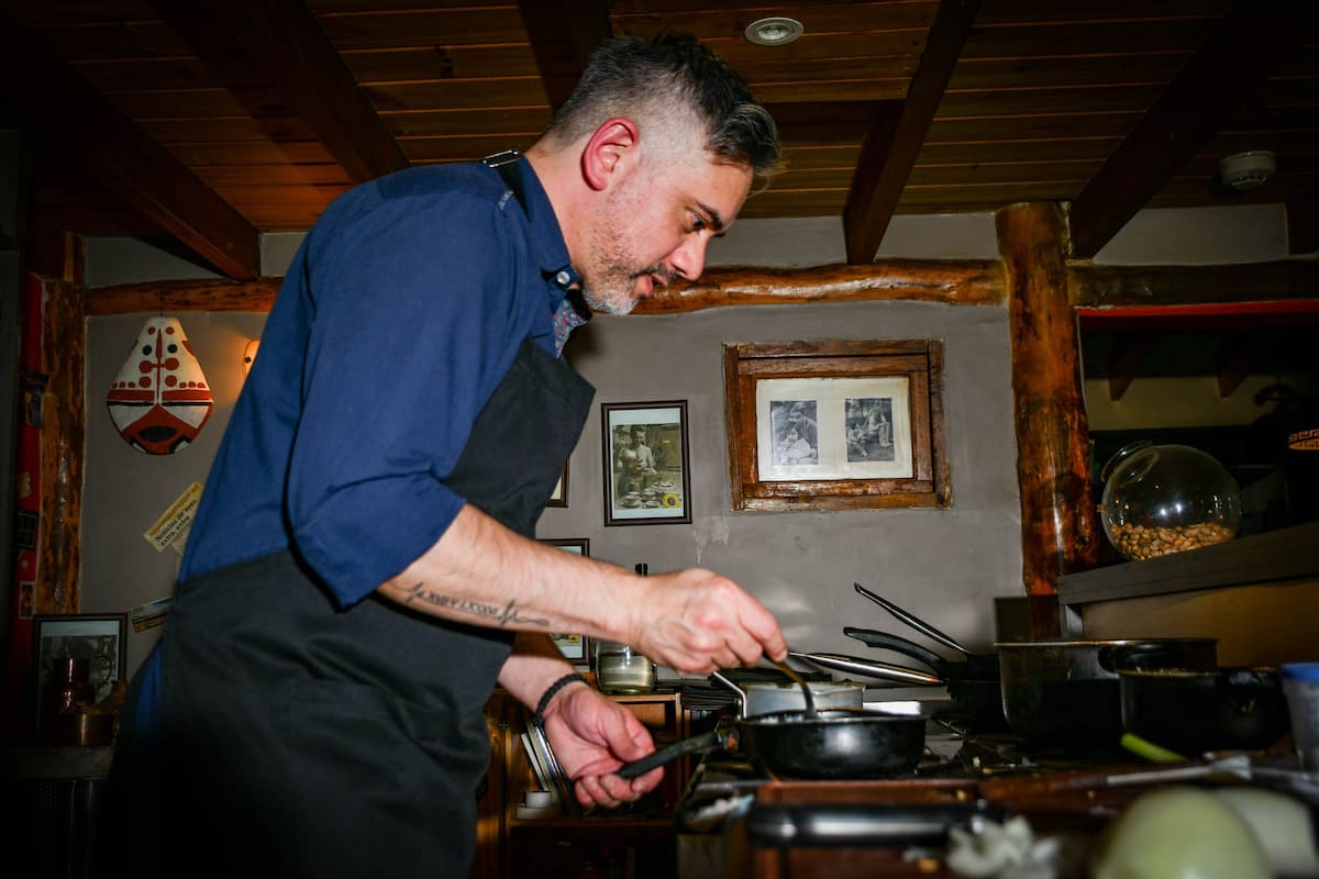 Ariel Ruiz Díaz es porteño, formado en la escuela del Gato Dumas y en el Ritz de París. Hoy está al frente de un restaurante que montó en una casa construida por él y que se convirtió en un secreto gastronómico de Ushuaia.
