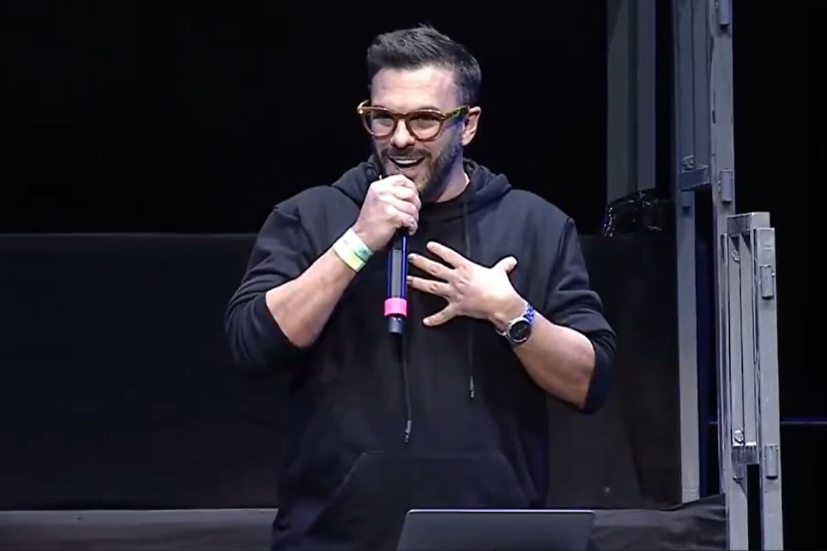 Ariel Sbdar, CEO de Cocos Capital, recibió silbidos y abucheos durante una charla antes 12.000 jóvenes