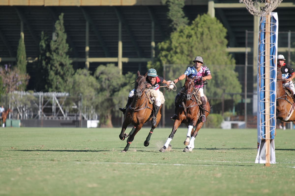 Ariel Tapia (10), de Las Heras-Los Baguales, cincha con Juan Lanfranco, de El Relincho