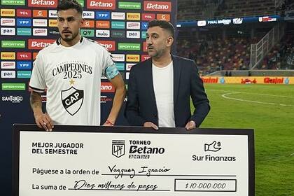 Ariel Vallejo entregó a Ignacio Vazquez, jugador de Platense, un premio a mejor jugador del semestre