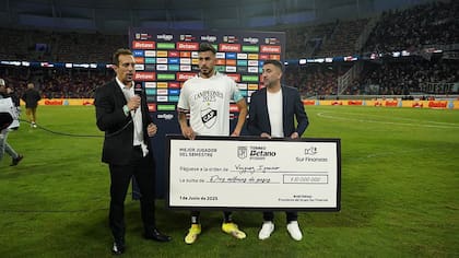 Ariel Vallejo entregó a Ignacio Vazquez, jugador de Platense, un premio a mejor jugador del semestre