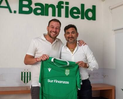 Ariel Vallejo y el presidente de Banfield Matías Mariotto.