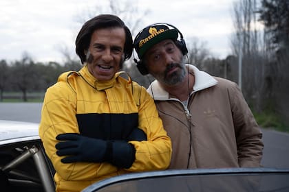Ariel Winograd, director de la serie Menem, junto a Leonardo Sbaraglia