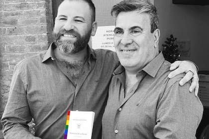 Ariel y Beto se conocieron cuando ambos estaban casados con las madres de sus hijas e hijos; hace seis años pudieron poner en palabras su orientación sexual y en diciembre de 2017 se casaron