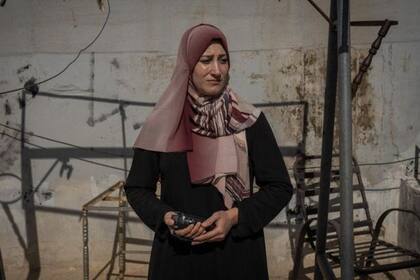 Arij Yabari sujeta su videocámara en el tejado de su casa en H2. "El objetivo es dividirnos, presionarnos para que nos marchemos", asegura.