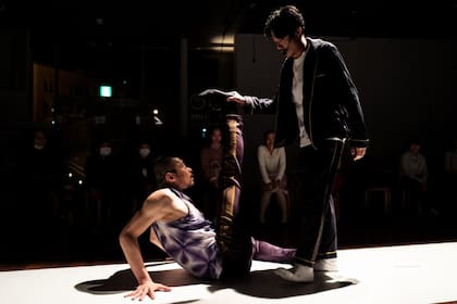 Arika, del bailarín Shimaji Yasutake y del rapero Tamaki Roy, una atrapante performance en la que se articulan la música, la palabra y la danza