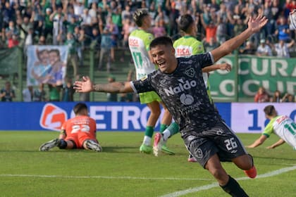 Arismendi festeja su golazo, el segundo de Sarmiento en la victoria sobre Defensa
