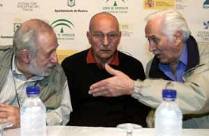 Mario Camus, entre Adolfo Aristarain y Federico Luppi en el Festival de Cine de Huelva de 2002