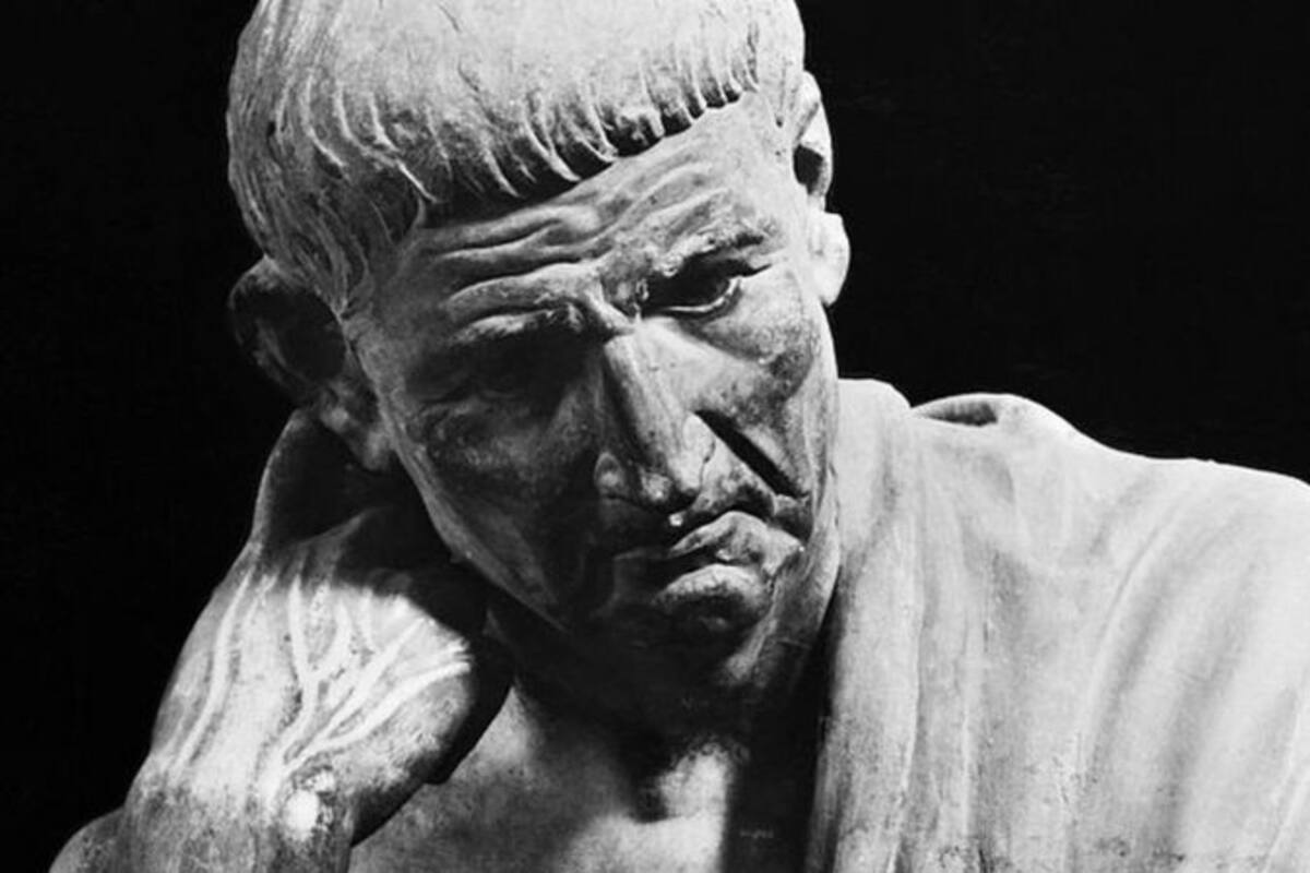 Aristóteles fue un filósofo griego que vivió del 384 al 322 a.C. y es ampliamente considerado como uno de los pensadores más influyentes de la historia occidental, al que se considera como “padre de la lógica” y “de la ciencia”