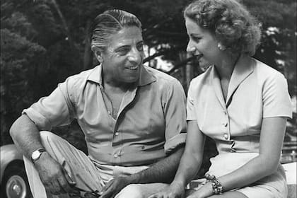 Aristóteles Onassis ríe junto a su esposa Athina Livanos