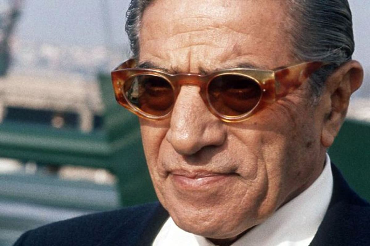 Aristóteles Onassis tenía 17 años cuando llegó a la Argentina en barco con un billete de tercera clase y empezó a trabajar como lavaplatos en un restaurante porteño