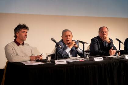 Aritz Recalde, Duhalde y Daniel Bozzani, este miércoles, en la presentación que fue interrumpida