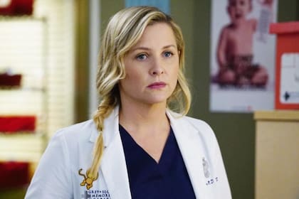 Arizona Robbins se sumó al hospital en la sexta temporada, interpretada por Jessica Capshaw; se fue en la temporada 14 y regresó en la 20