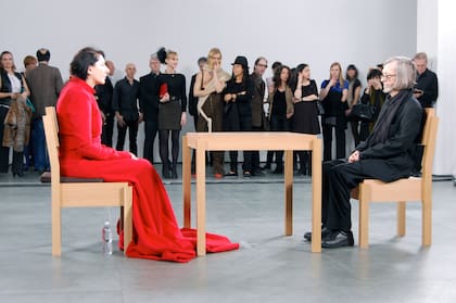 Arjona reactivó tres performances de Marina Abramovic, autodenominada "la abuela de la performance", para su retrospectiva en el MoMA en 2010
